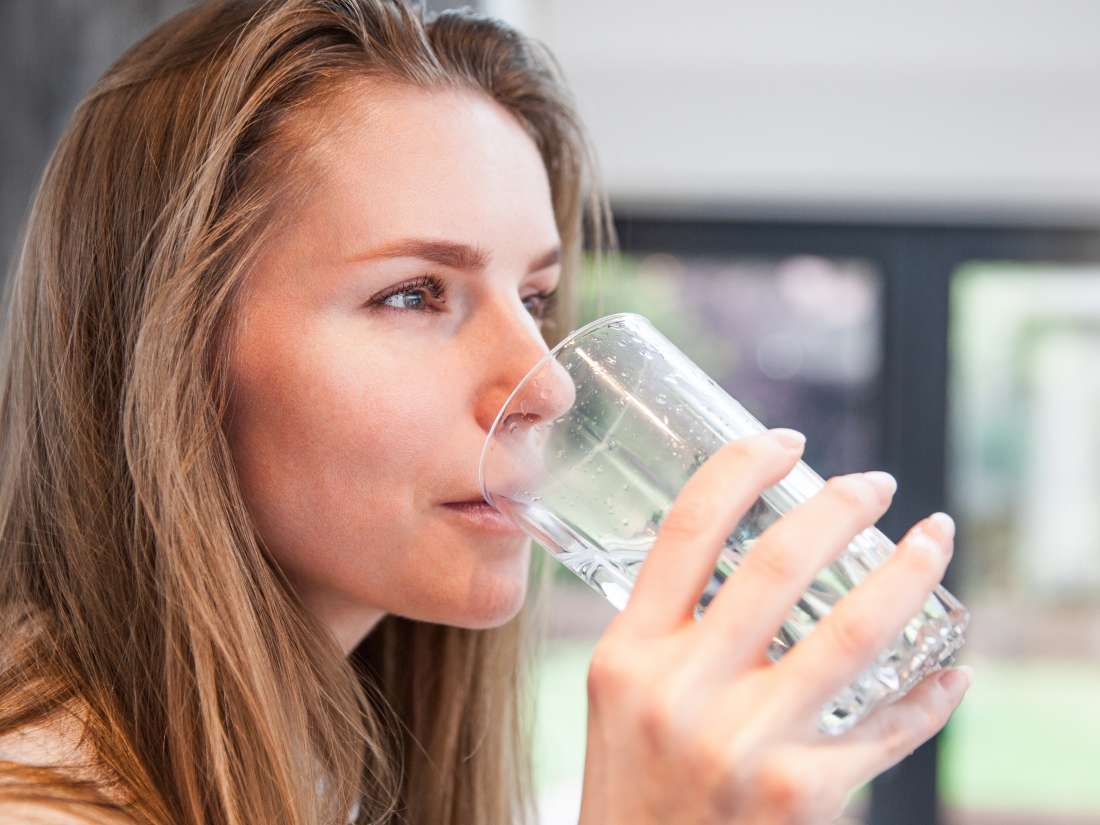 نوشیدن مقدار آب کافی برای کاهش بوی دهان